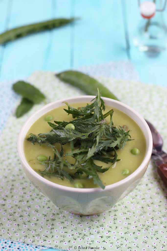 vellutata con piselli, fave e foglie di papavero