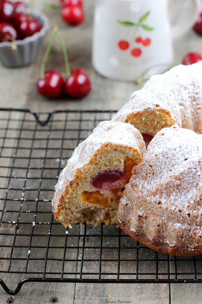 Ciambella alla ricotta con frutta estiva