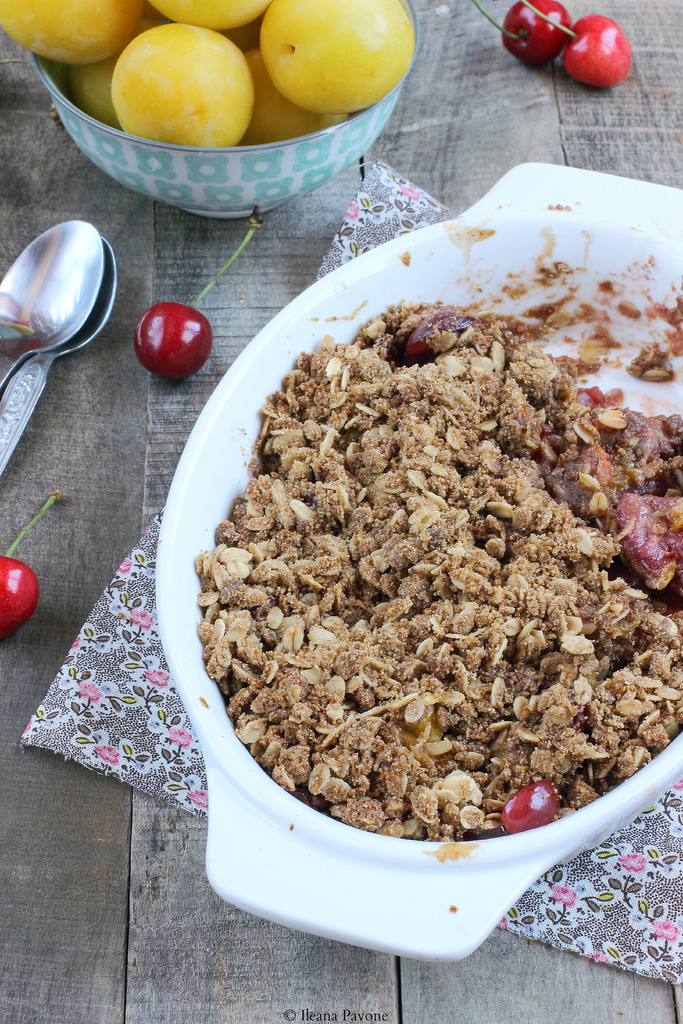 crumble vegan con prugne e ciliegie