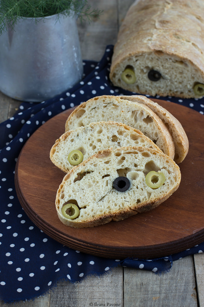 Pane alle olive, aglio e finocchietto
