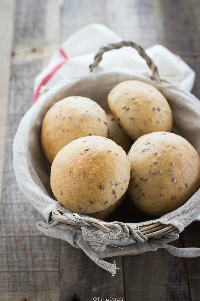 Panini al farro integrale e semi di lino