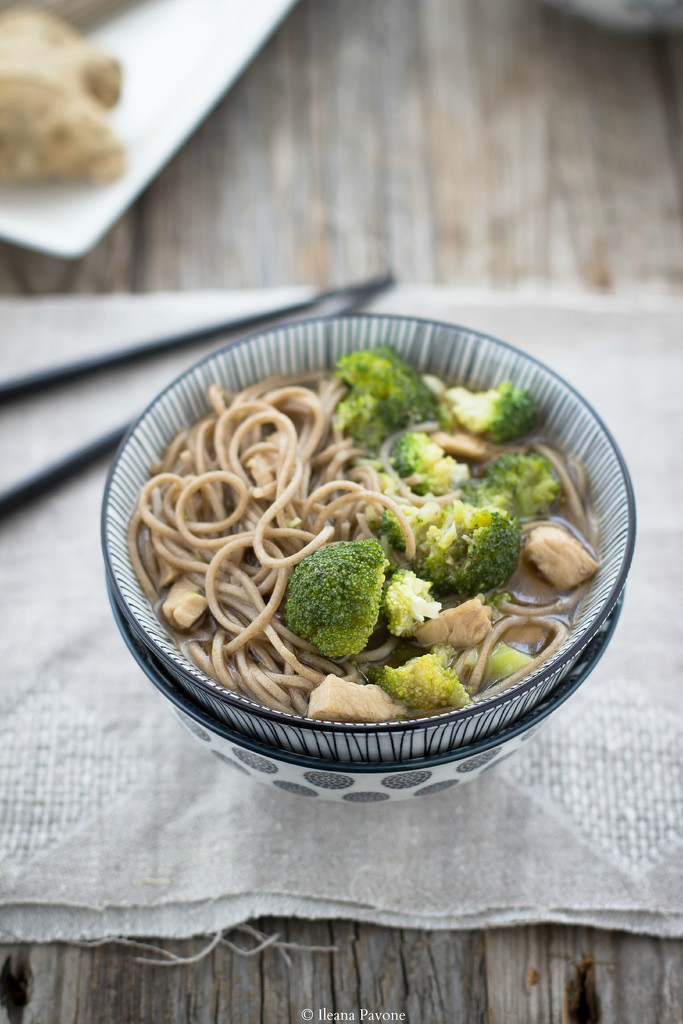 Zuppa di soba con broccoli e tacchino