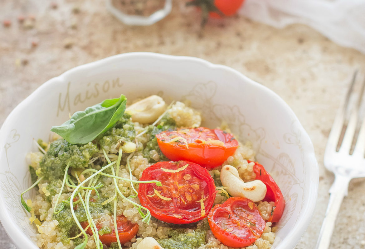 Come preparare l'insalata di quinoa con pomodorini al forno e germogli di lenticchie