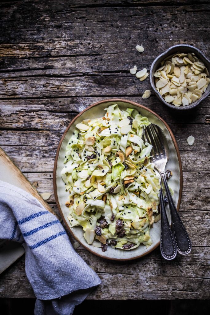 Insalata di cavolo cappuccio con uvetta e mandorle_